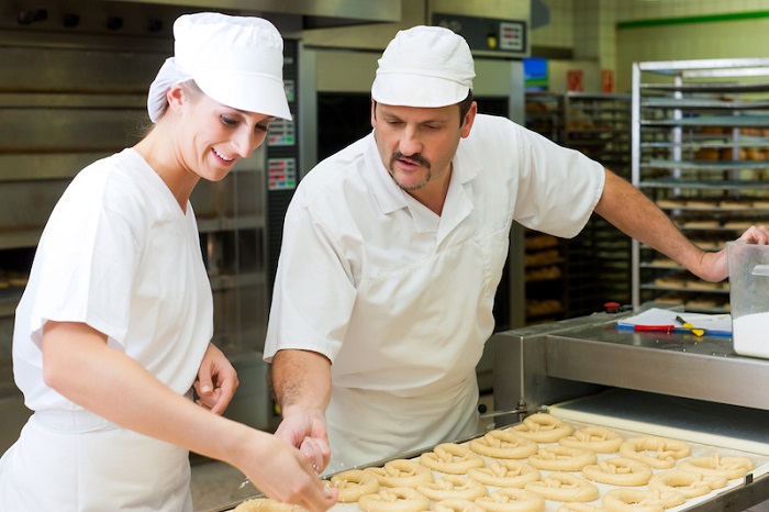 Le bretzel frais est simple à concevoir. Fabrication d'un bretzel alsacien