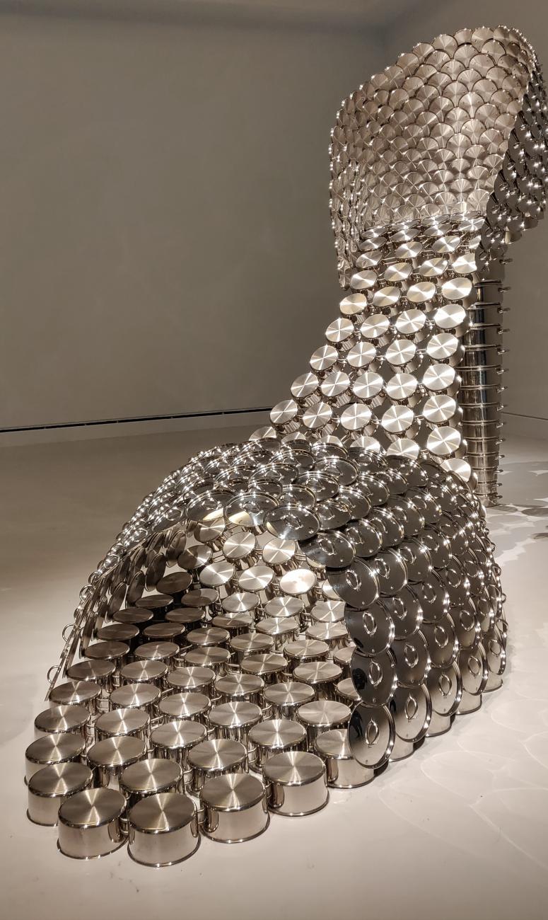 Betty Boop, 2010. Casseroles et couvercles en acier inoxydable, ciment. 297x155x410cm. Collection privée Betty Boop, 2010. Casseroles et couvercles en acier inoxydable, ciment. 297x155x410cm. Collection privée