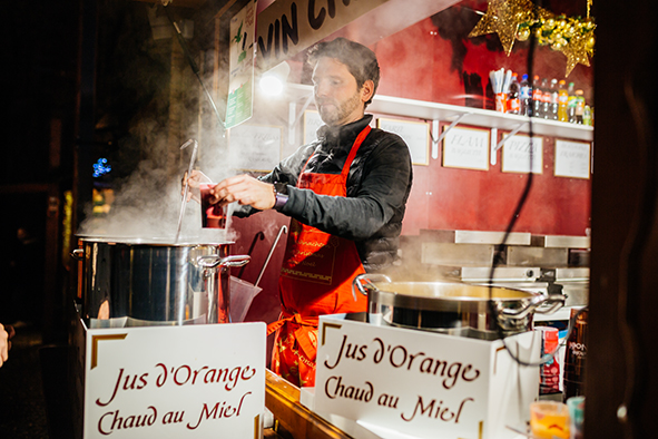 Pause vin chaud au marché de Noël Pause vin chaud au marché de Noël