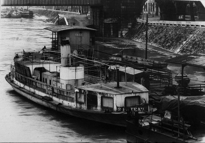 Bateau-Mouche quai Serin à Lyon. Bateau-Mouche quai Serin à Lyon