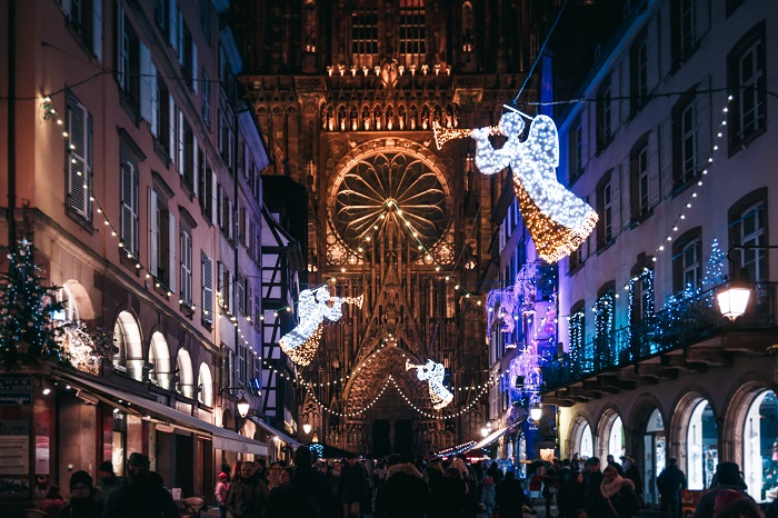 Les illuminations devant la Cathédrale de Strasbourg pendant le marché de Noël