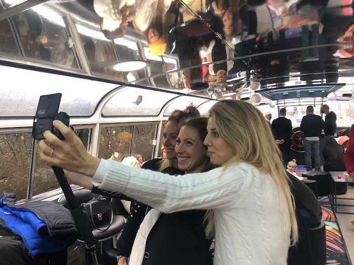 Evénement entre amis sur le bateau événementiel de Batorama Des blogueurs découvrent l'offre événementielle avec traiteur de Batorama