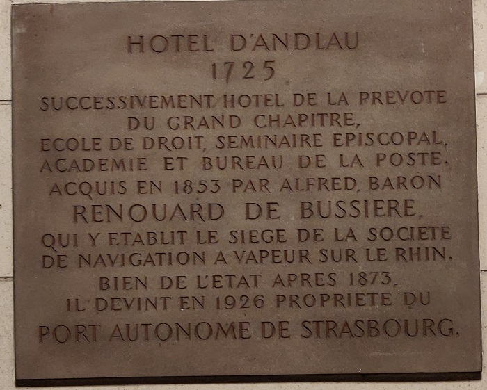 Plaque sous le porche d’entrée du Port Autonome de Strasbourg au 25 rue de la Nuée Bleue Plaque sous le porche d’entrée du Port Autonome de Strasbourg au 25 rue de la Nuée Bleue