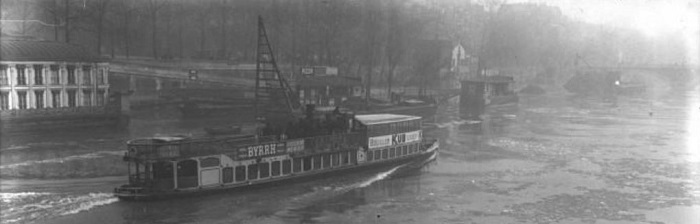 Un bateau-mouche à Paris, le 17 janvier 1914 (source : Gallica BnF) Un bateau-mouche à Paris, le 17 janvier 1914 (source : Gallica BnF)