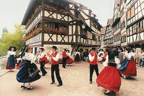 Le folklore alsacien en plein cœur de la Petite France à Strasbourg