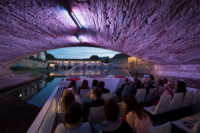 Illuminations des ponts couverts à Strasbourg vues depuis un bateau Batorama