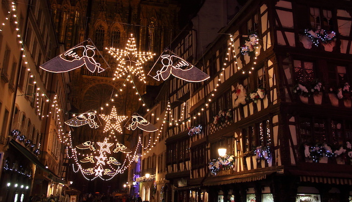 Les lumières du marché de Noël devant la Cathédrale de Strasbourg