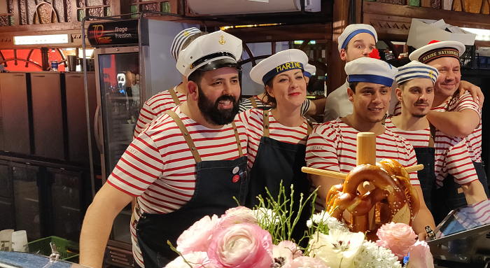 Personnel du Café des Amours lors de la soirée « La Croisière s’amuse » en 2020 Personnel du Café des Amours lors de la soirée « La Croisière s’amuse » en 2020
