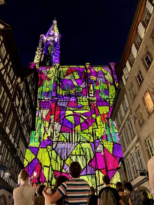 Rendez-vous rue Mercière pour observer les illuminations de la Cathédrale Les illuminations de la Cathédrale de Strasbourg
