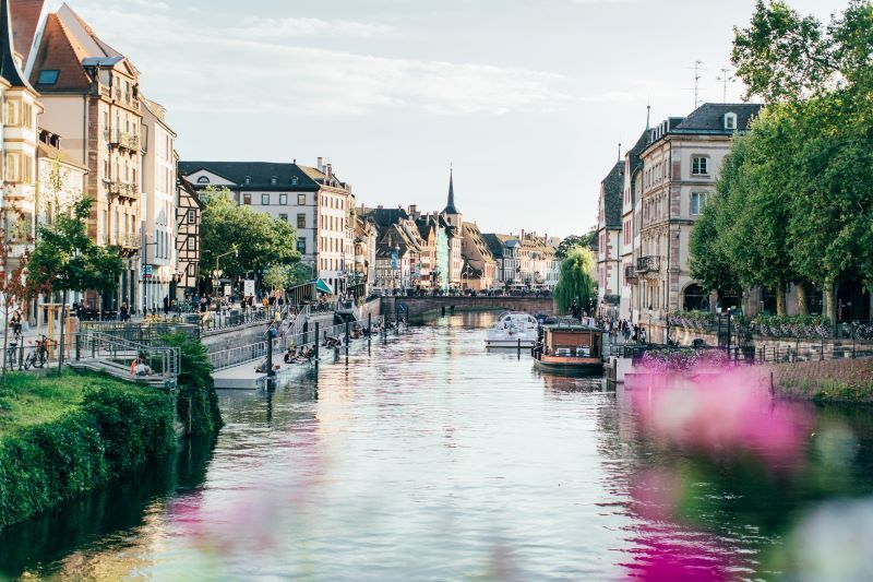 Se balader sur le quai des bateliers à Strasbourg