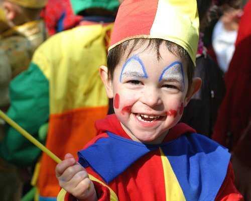 Enfant déguisé en clown pour carnaval Enfant déguisé en clown pour carnaval