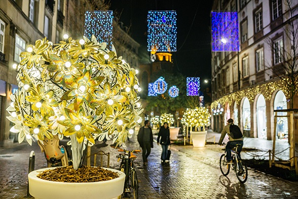 Boules de Noël géantes dans la rue du 22 Novembre Boules de Noël géantes dans la rue du 22 Novembre