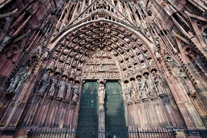 Le Narthex se trouve juste derrière les grandes portes de la Cathédrale de Strasbourg Le Narthex se trouve juste derrière les grandes portes de la Cathédrale de Strasbourg
