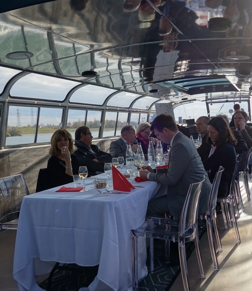 Repas à bord du bateau événementiel de Batorama