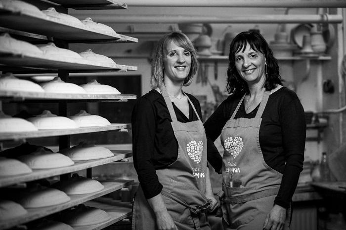 Les gérantes de la poterie Lehmann : Mary-Sylvie à gauche et sa soeur Kathia à droite - Photo : Cyrille Fleckinger Les gérantes de la poterie Lehmann