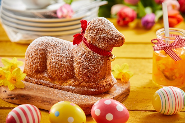 Traditionnel agneau de pâques en gâteau
