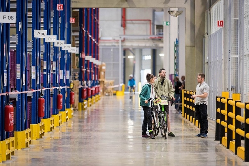Les participants de la Stras'n'bike découvrent le centre logistique de BMW - Photo : Loic Chalmandrier Les participants de la Stras'n'bike découvrent le centre logistique de BMW - Photo : Loic Chalmandrier
