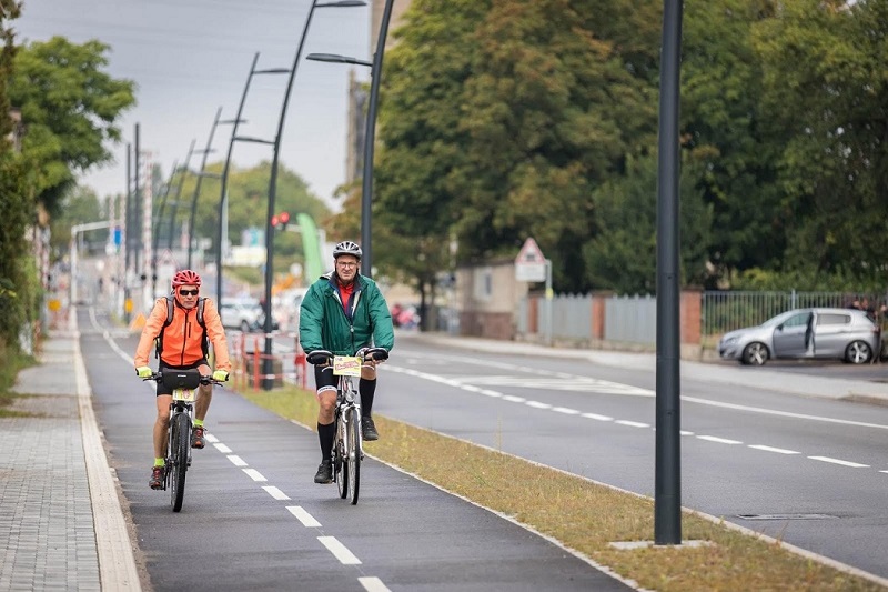 Les cyclistes de la Stras'n'bike empruntant les pistes cyclables de la zone portuaire de Strasbourg - Photo : Loic Chalmandrier Les cyclistes de la Stras'n'bike empruntant les pistes cyclables de la zone portuaire de Strasbourg