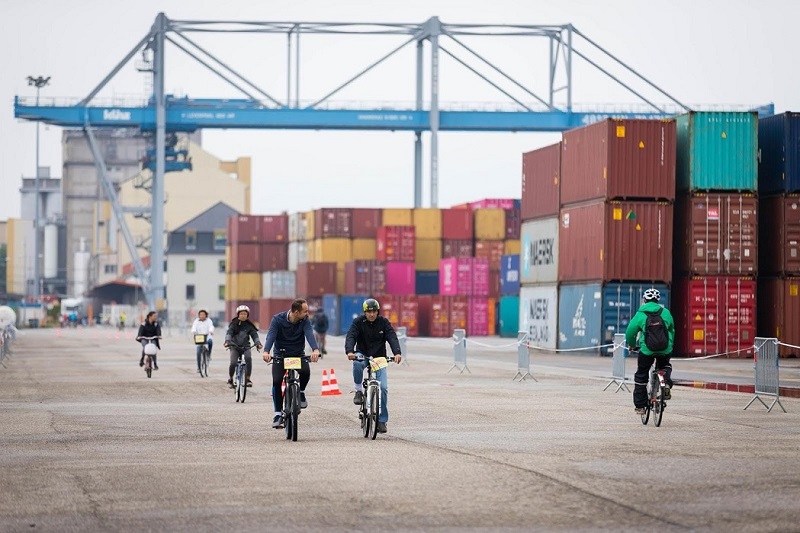 Les cyclistes de la Stras'n'bike traversant le Terminal Contenairs nord - Photo : Loic Chalmandrier Les cyclistes de la Stras'n'bike traversant le Terminal Contenairs nord - Photo : Loic Chalmandrier