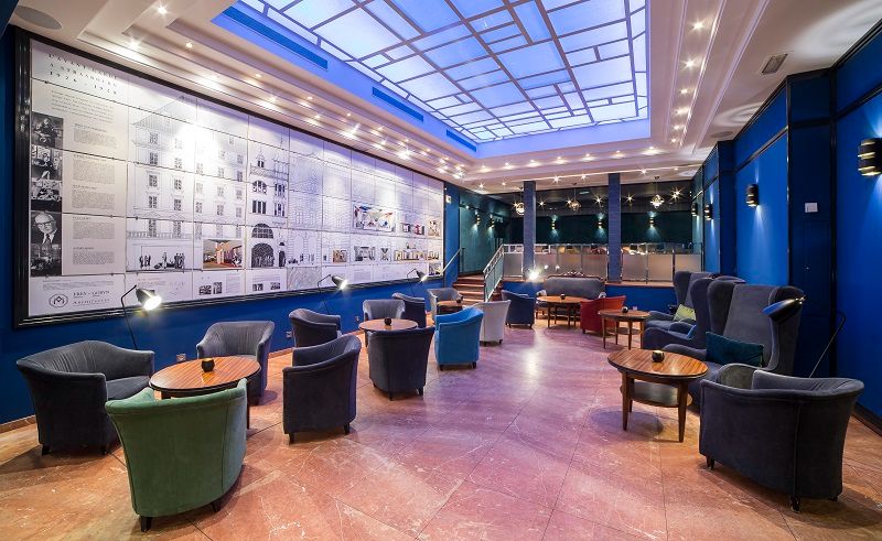 Le salon Horn aujourd’hui avec sa fresque murale retraçant les travaux des frères Horn à Strasbourg Le salon Horn de l'hôtel Hannong de Strasbourg