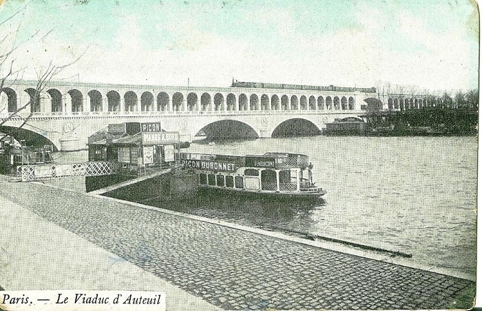 Images montrant les embarcadères des bateaux-omnibus au droit du Viaduc du Point du Jour