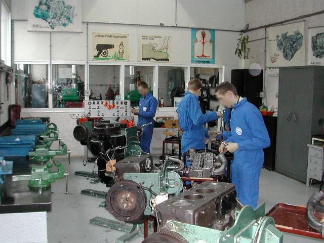 De la mécanique des moteurs marins à l’électricité, les étudiants en apprentissage touchent à tout. De la mécanique des moteurs marins à l’électricité, les étudiants en apprentissage touchent à tout.