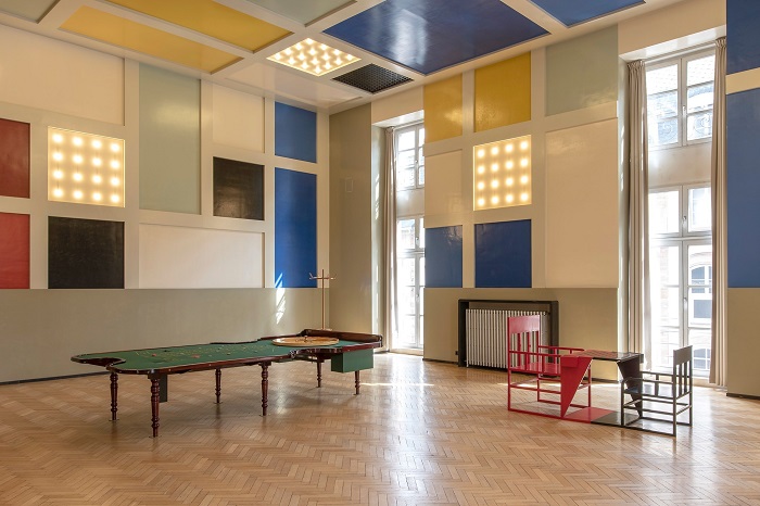 À l'Aubette 1928, les tables de jeu de l'exposition de Michel Aubry n'attendent plus que les visiteurs. Copyright Aubette 1928. Exposition de Michel Aubry à l'aubette de Strasbourg