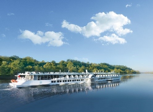 Sur le canal latéral de la Loire entre Nevers et Briare Un bateau de croisière Croisieurope sur le canal latéral de la Loire entre Nevers et Briare