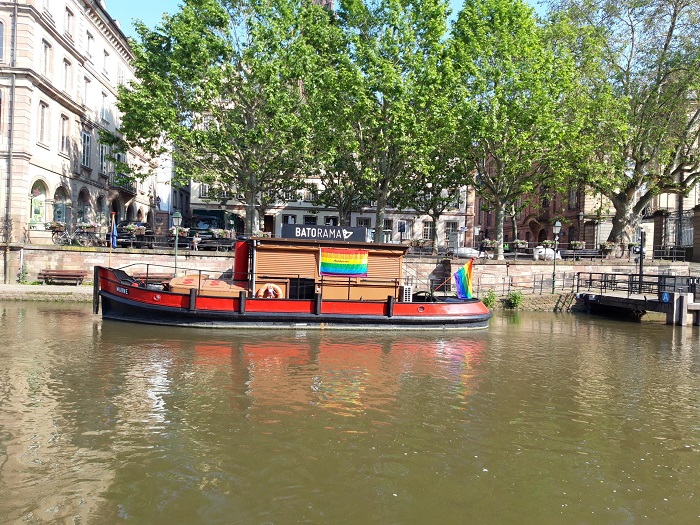 Le bateau-billetterie de Batorama s'est habillé aux couleurs LGBTQIA pour la marche des visibilités Le bateau de Batorama s'est paré des couleurs LGBT pour la marche des visibilités