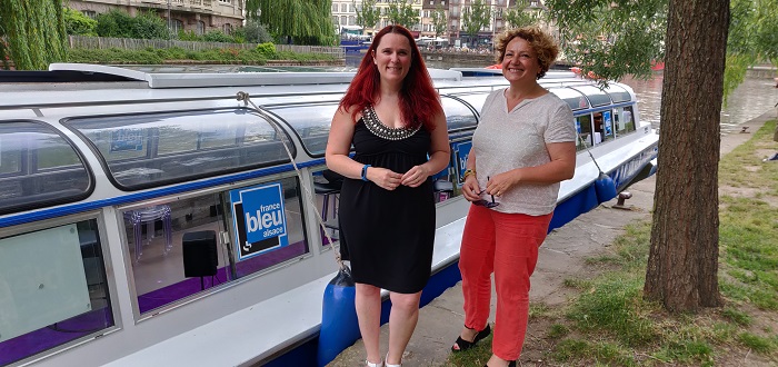 Cynthia Colombo (à gauche) et Fanny Klipfel (à droite) pour l'émission 100% VIP de France Bleu Alsace à bord de notre bateau événementiel Fanny Klipfel et Cynthia Colombo pour l'émission 100% VIP de France bleu Alsace à bord du bateau événementiel de Batorama
