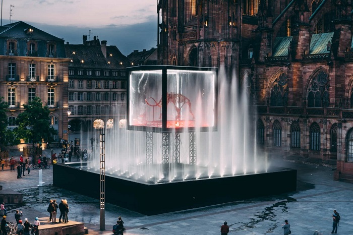 Le grand mammouth situé Place de la Cathédrale à l'occasion de l'industrie magnifique 2018. © Vincent Muller Le grand mammouth place de la Cathédrale à l'occasion de l'industrie magnifique 2018