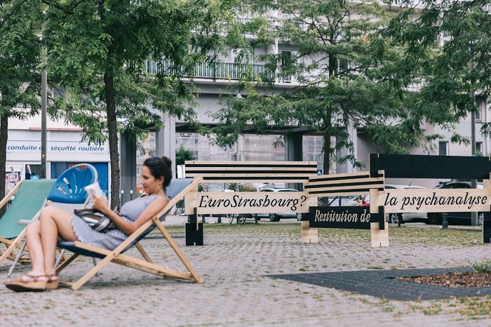 OPERATION DIVAN AMPLIFIEES - AGENCE NATIONALE DE PSYCHANALYSE URBAINE ET LE BIG - © Abdeslam MIRDASS Des oeuvres dans les rues de Strasbourg pour le festival FARSe