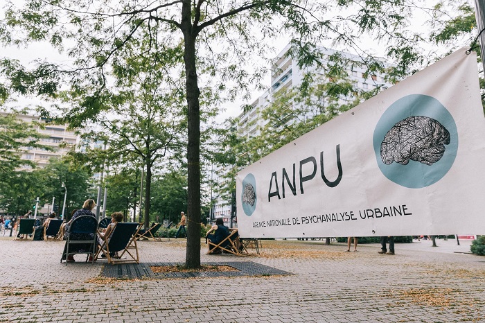 OPERATION DIVAN AMPLIFIEES - AGENCE NATIONALE DE PSYCHANALYSE URBAINE ET LE BIG - © Abdeslam MIRDASS Le festival FARSe dans les rues de Strasbourg
