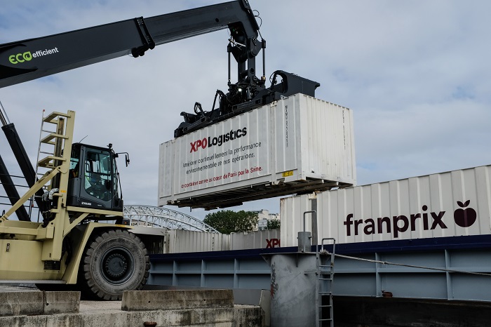 Le grutier effectue ses premières manœuvres dès 6h du matin - © Florian Dacheux Grue du port de la bourdonnais