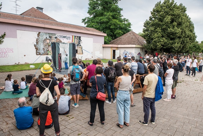J’ECRIS COMME ON SE VENGE – LES ARTS OSEURS - © alban Hefti Spectacle de rue pour le festival FARSe à Strasbourg