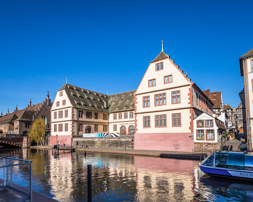 Le musée alsacien à côté de l'embarcadère de Batorama au centre de Strasbourg