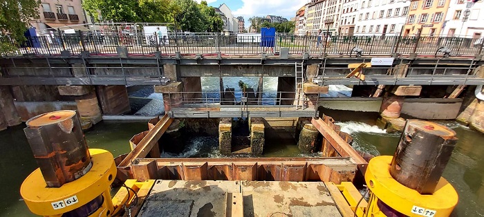 Pour pouvoir dégager l'ancienne passe à poissons, il a fallu la mettre à sec en posant un rideau de palplanches tout autour. © V.N.F. Strasbourg Travaux pour la futur passe à poissons de Strasbourg