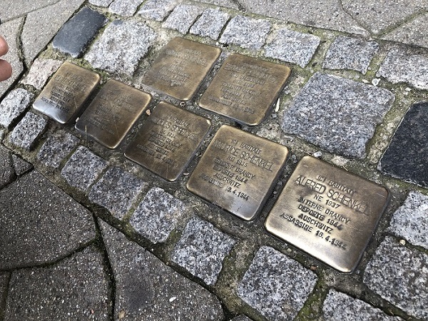 Toute la famille Schenkel devant le 6 rue de Barr, à Strasbourg, où elle vivait avant la Deuxième Guerre mondiale. © Lucie Michel Les Stolpersteine à Strasbourg