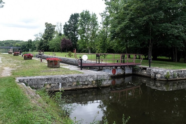 Sur le canal du Nivernais aux abords d’Escolives-Sainte-Camille - © Florian Dacheux Sur le canal du Nivernais aux abords d’Escolives-Sainte-Camille - © Florian Dacheux