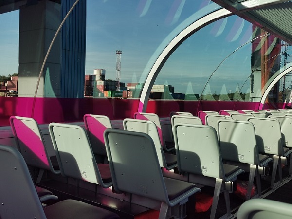 Vitres habillées de rose des bateaux-promenades Batorama