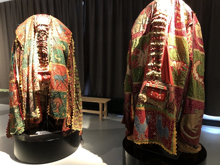 Ces costumes complets sont un moyen festif et satirique de régler ses comptes lors des fêtes de village - © Lucie Michel Costumes en patchwork de tissus rouge et vert du musée Vaudou
