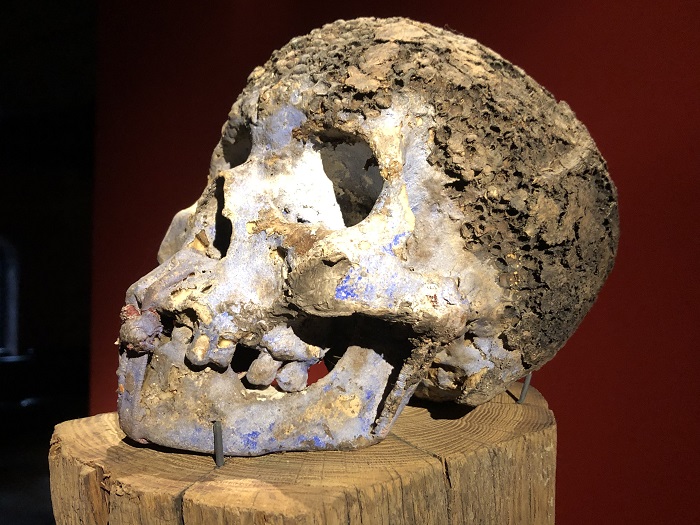 Sous la cuve encore conservée (la seule des quatre initiales), des crânes de personnages importants conservés dans l'espoir d'hériter de leur puissance - © Lucie Michel Crâne bleu du musée Vaudou