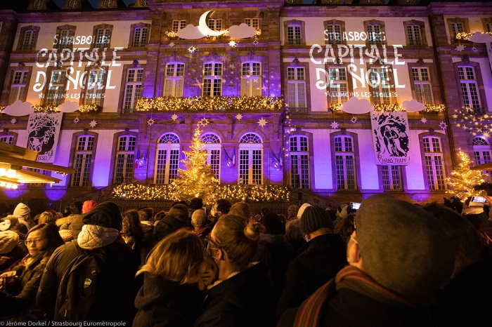 Projection de contes de Noel sur la façade de l'hôtel de ville de Strasbourg