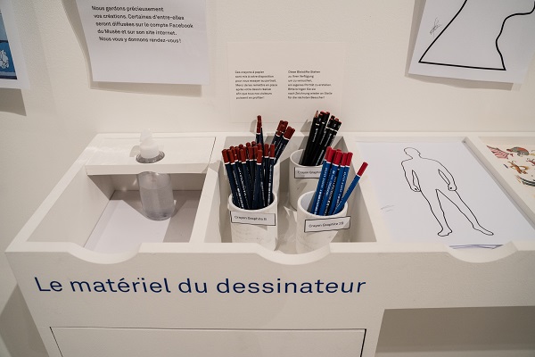 Un atelier en guise de transition d'un espace de portraits à un autre