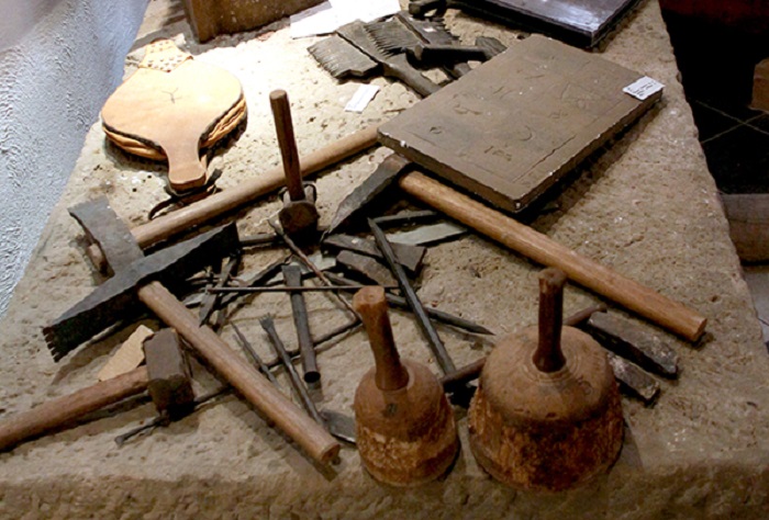 Outils médiévaux - © Fondation Oeuvre Notre-Dame Outils médiévaux