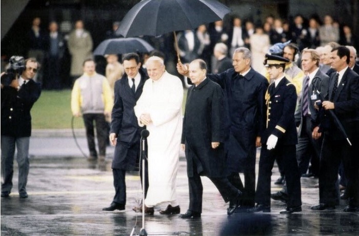 Jean-Paul II et Mitterrand à leur arrivée à Strasbourg © Photo le Républicain Lorrain Pape Jean Paul II