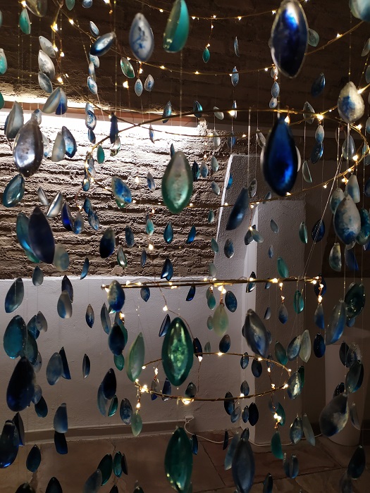 La dernière pluie, installation en perles de résine de Bénédicte Bach © Bénédicte Bach Exposition - un océan de rêves - la dernière pluie