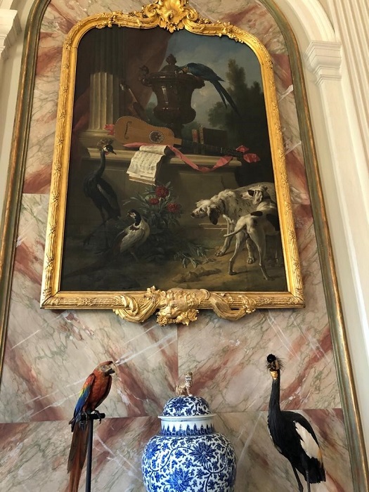 La grue couronnée et le perroquet ara rouge se sont envolées de cette scène de chasse française peu orthodoxe © Lucie Michel La grue couronnée et le perroquet ara rouge se sont envolées de cette scène de chasse française peu orthodoxe