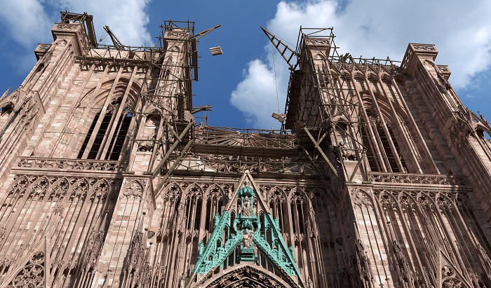 Ecran panoramique 360°, éléments du gable replacés sur la façade de la Cathédrale en construction © Inventive Studio Ecran panoramique 360°, éléments du gable replacés sur la façade de la Cathédrale en construction