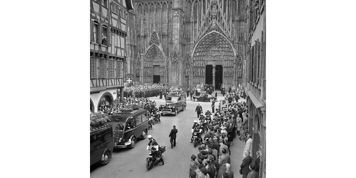Funérailles de Madame Trémeaud devant la Cathédrale © Archives DNA Funérailles de Madame Trémeaud